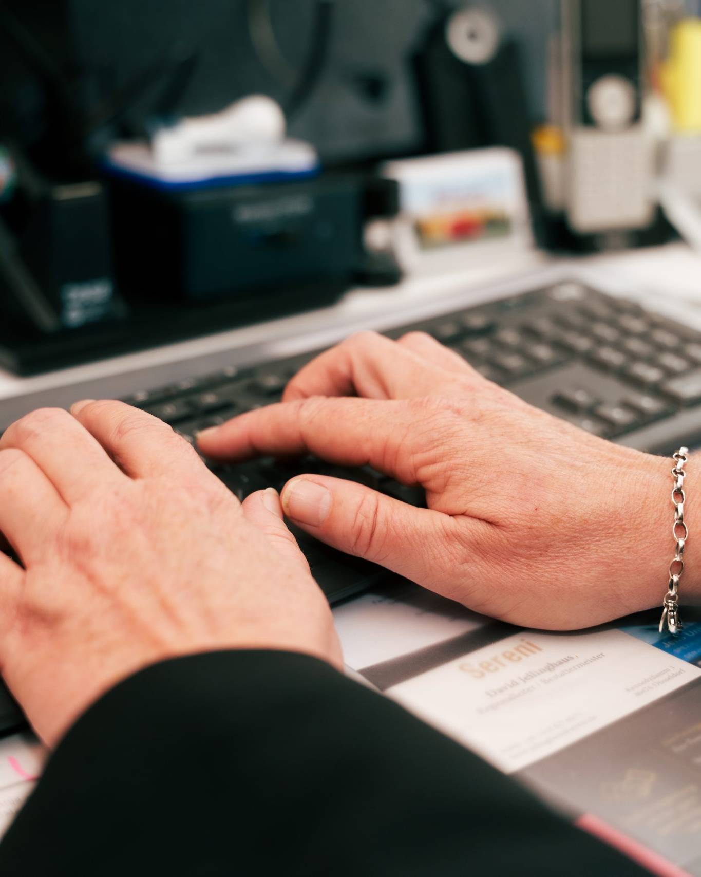 Finger, die an eine Computer-Tastatur benutzen